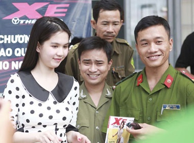 Ngoc Trinh tang qua cho dan ngheo don Tet hinh anh