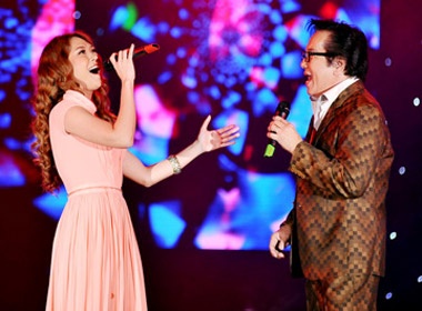 My Tam nong nan ben Elvis Phuong hinh anh