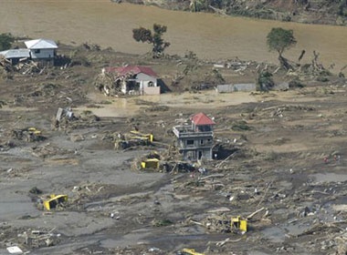 Thi the nan nhan bao lu Philippines troi noi tren bien hinh anh
