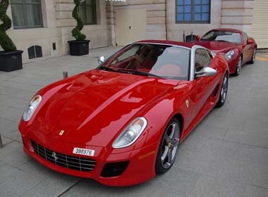 Video Ferrari 599 SA Aperta 'thap lua' tren pho hinh anh