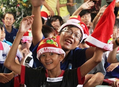 60 ‘ong gia noel’ va cau chuyen cam dong ve tinh nguoi hinh anh