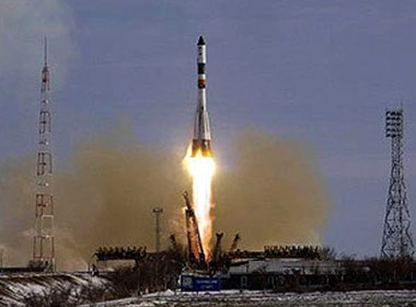 Ve tinh Nga lai no, manh vo roi trung nha dan hinh anh