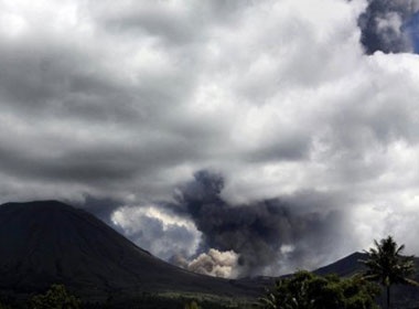 Nguoi dan Indonesia hoang loan vi nui lua phun trao hinh anh