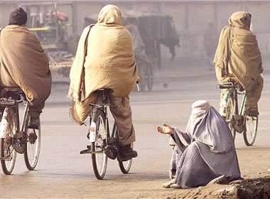 Thieu nu bi gia dinh chong nhot 5 thang trong nha ve sinh hinh anh