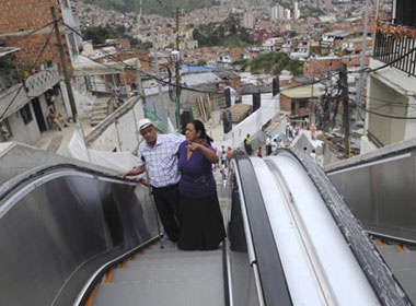 Lap cau thang may ngoai troi tai 'thanh pho toi pham' hinh anh