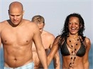 Mel B di tam bien hinh anh