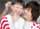 Sao Han chup anh voi tre tan tat hinh anh