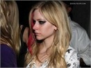 Avril Lavigne: benh khong dien nhung di tiec thi duoc! hinh anh