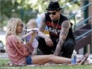 Nicole Richie di dao cung con gai hinh anh