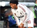 Ronaldinho lai phai ngoi ngoai hinh anh