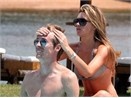 Peter Crouch tinh tu ben ban gai hinh anh