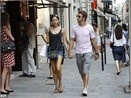 Jenson Button lang man ben ban gai o Paris hinh anh