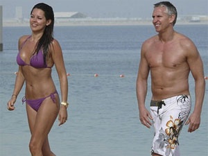 Gary Lineker vung tien cho dam cuoi hinh anh