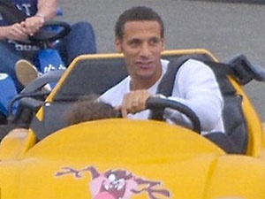 Rio Ferdinand nhi nhanh voi xe dua hinh anh