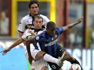 Eto'o toa sang giup Inter ha guc Parma hinh anh