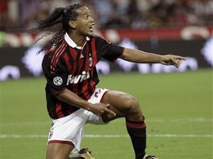 HLV Leonardo het kien nhan voi Ronaldinho hinh anh
