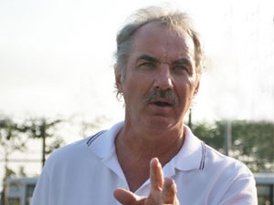 Riedl mong cho ngay Cong Vinh ra mat o Bo Dao Nha hinh anh