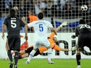 Casillas che trai bong Champions League hinh anh