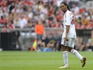 Ronaldinho buoc phai ‘nghi huu non’? hinh anh