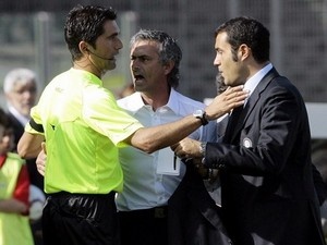 HLV Mourinho linh an phat hinh anh