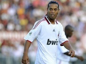 Ronaldinho se khong 'treo giay' cuoi mua giai hinh anh