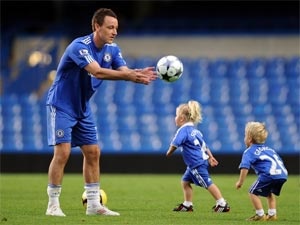 John Terry choi bong cung be yeu hinh anh
