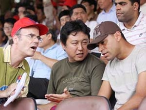 Viet Nam co nha moi gioi cau thu FIFA dau tien hinh anh