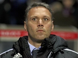 Van Basten phu nhan kha nang dan dat Milan hinh anh