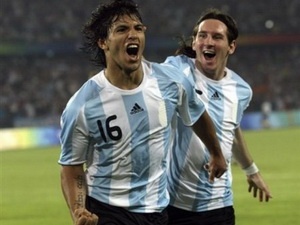 Inter tinh mua Aguero, Messi va Fabregas hinh anh