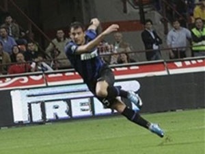 Inter suyt be mat truoc Udinese hinh anh