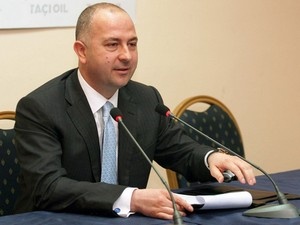 Chu tich Berlusconi muon ban AC Milan hinh anh