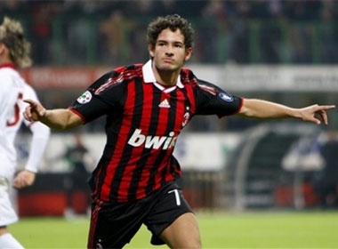 Milan nguoc dong truoc Roma hinh anh