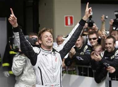 Button chinh thuc vo dich Formula 1 hinh anh