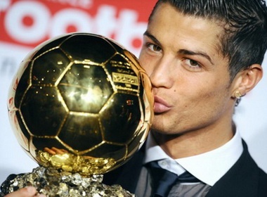 Ronaldo 'trao' Qua bong vang chau Au cho Messi hinh anh