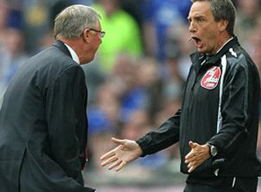 10 tinh huong khien HLV Ferguson noi dien voi trong tai hinh anh