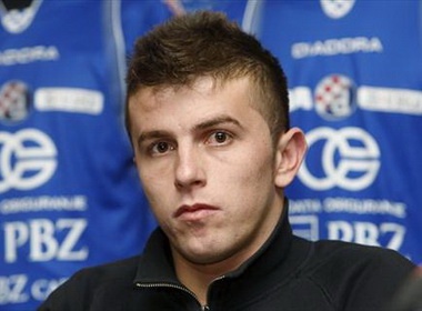 Cau thu ngan dong doi ghi ban hinh anh