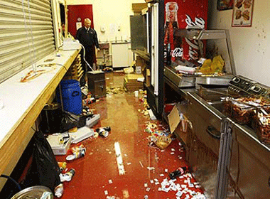 8 CDV bi bat trong chien thang cua MU hinh anh