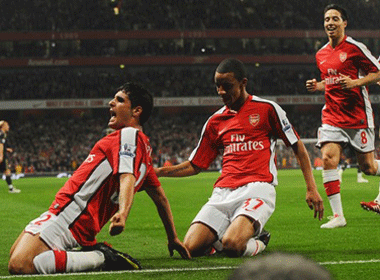 Ha guc Liverpool, Arsenal hien ngang vao tu ket hinh anh