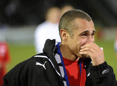 Henrik Larsson chia tay san co trong nuoc mat hinh anh