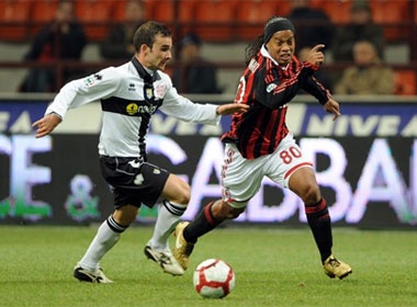 Danh bai Parma, Milan tro lai top 4 hinh anh