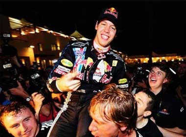 Vettel vo dich chang cuoi F1 hinh anh