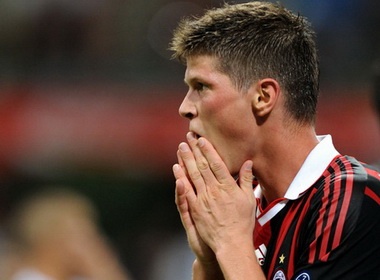Huntelaar 'hut chet' vi tai nan xe hoi hinh anh