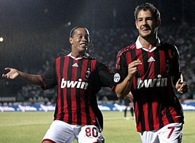 Milan tro ve mien dat hua hinh anh