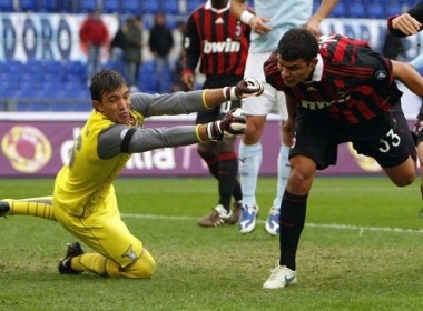 Milan chen chan vao top 3 hinh anh