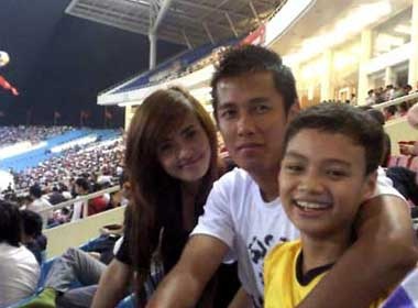 Em gai Cong Vinh di xem bong cung Sy Manh hinh anh