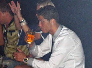 Ronaldo duoc den bu danh du hinh anh