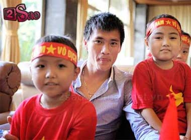 Fan 'nhi' don chao Cong Vinh tro ve hinh anh