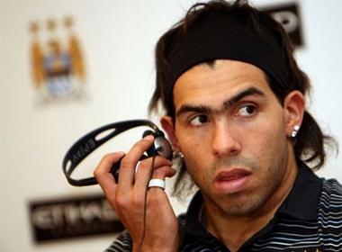 Tevez gay soc voi quyet dinh treo giay hinh anh