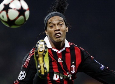 Ronaldinho duoc de cu 'Cau thu te nhat Serie A 2009' hinh anh