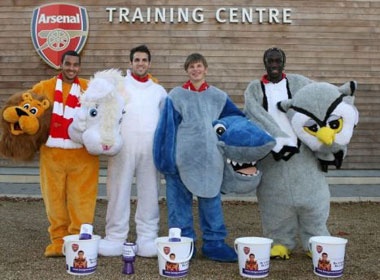 Cau thu Arsenal ngo nghinh voi thu bong hinh anh